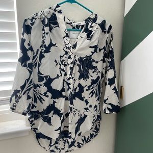 100% Silk floral blouse. Great texture. amour vert